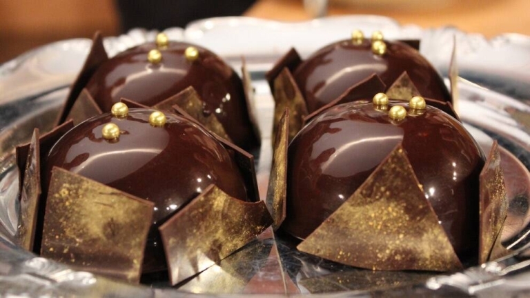 Chokladkupol med guldkant.