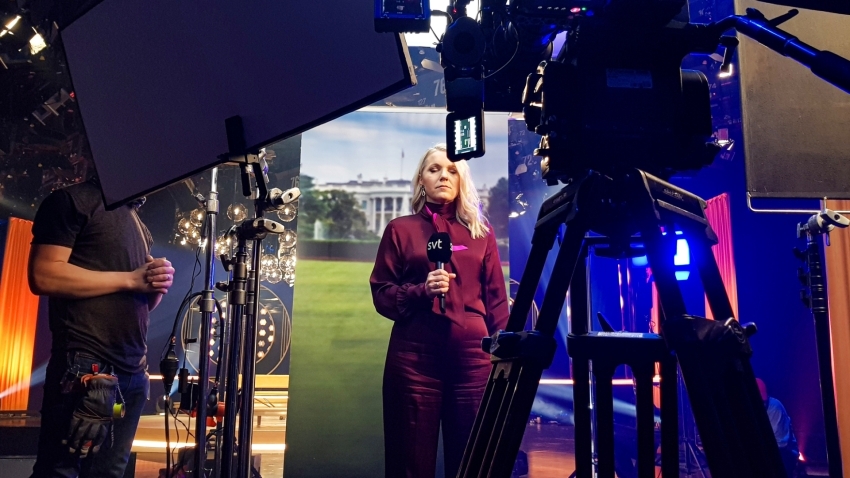 SVT:s programledare Carina Bergfeldt fotograferas i studio.