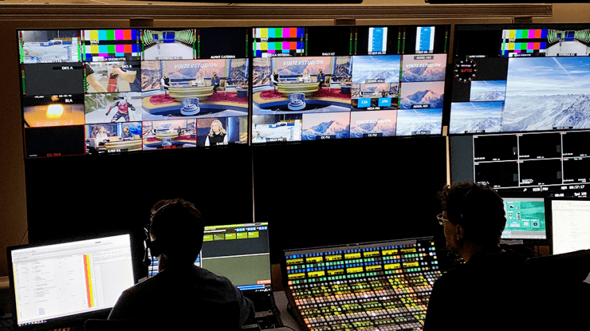 Massa skärmar i ett av SVT:s kontrollrum där vi producerar Vinterstudion