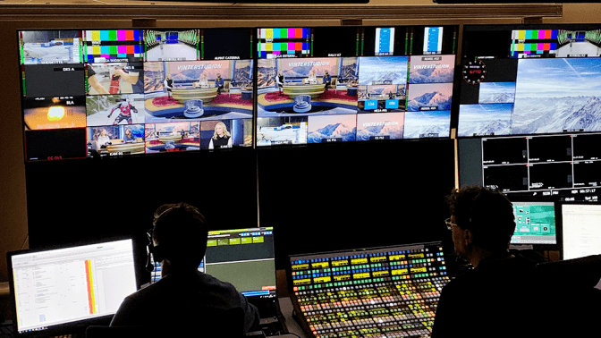 Massa skärmar i ett av SVT:s kontrollrum där vi producerar Vinterstudion