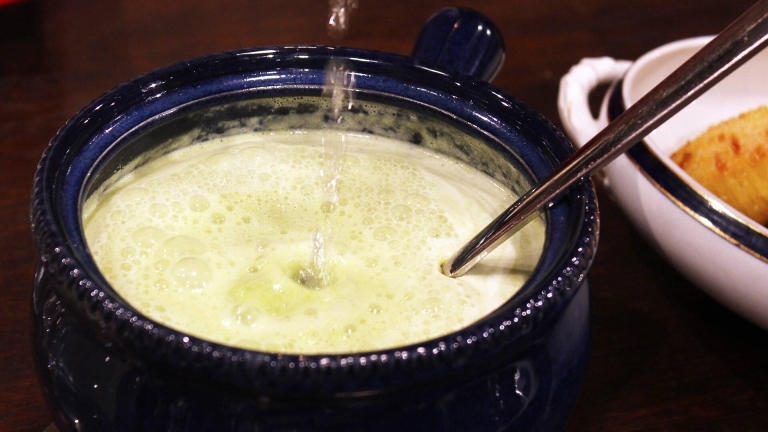 Crème Ninon – grön ärtsoppa med bubbel