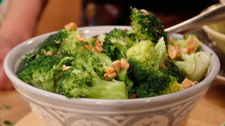Pasta med broccolisås & vitkålssallad med senapsdressing