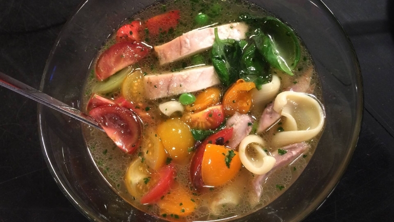 ”Hot pot” med kyckling, basilika, svarta linser och gröna ärtor