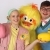Två programledare i färgglada kläder med ägg och kyckling