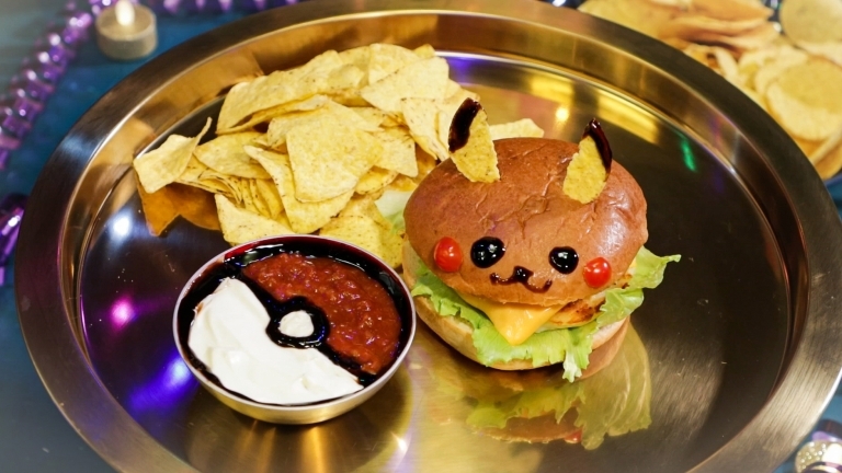 En skål med sås som ser ut som en pokeboll och en hamburgare som ser ut som Pichachu,