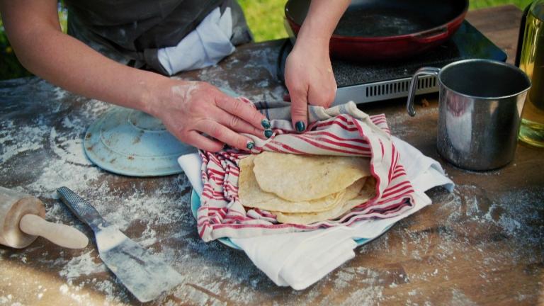 Nybakade tortillas i en handduk