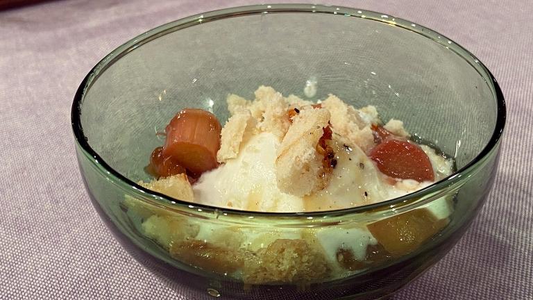 Vaniljglass med chili honung, småkakor och stekta rabarber