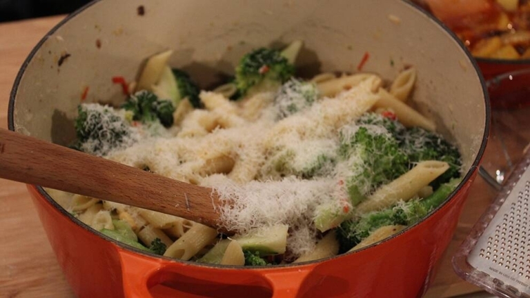 Pasta med broccoli, stjärnanis och rostad vitlök 