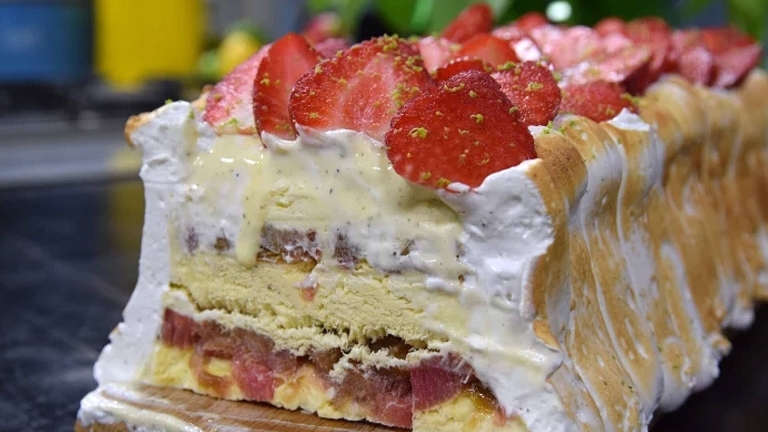 Rabarberglasstårta dekorerad med maräng och jordgubbar. 