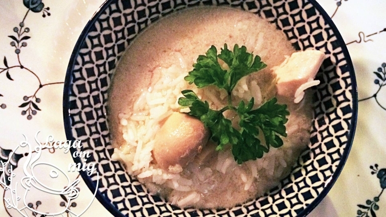 En skål med Tom Ka Gai, thailansk kyklingsoppa med ris, dekorerad med persilja. Bild av Britt Sundqvist i Laga om mig. 