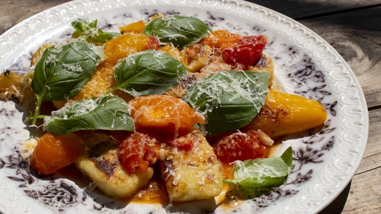 Gnocchi med fyllda paprikor och rå tomatsås.