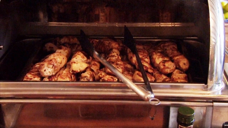 BBQ kycklingspett med avokadoröra.