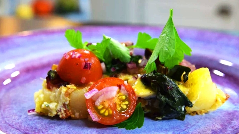 Omeletten är toppad med en liten sallad med tomat,rödlök , oliver och plockad persilja.