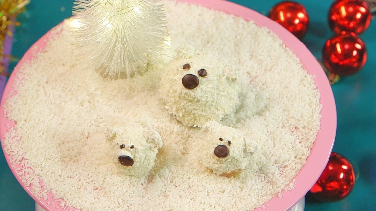 Isbjörnar på kokos på en rosa tallrik.
