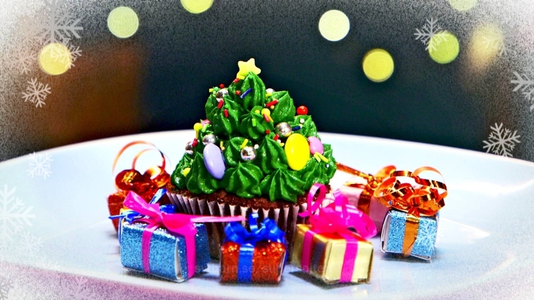 Julgranscupcake med några små julklappar.