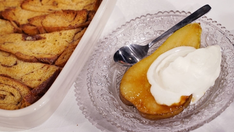 Brödpudding med karamelliserade päron.