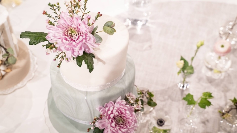 Bröllopstårta med blomdekoration.