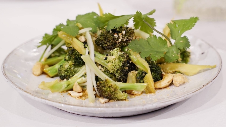 Saltkokt broccoli med ingefärsdressing.