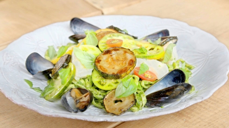 "Slarvig" pasta med musslor, zucchini och kräm på svinmålla.