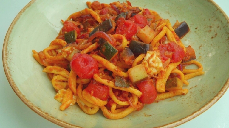 Fusilli med pancetta och mozzarella.