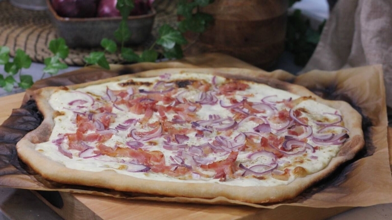 Pizzavariant och surdegsbröd från Alsace
