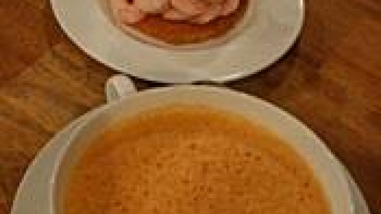 Krämig soppa på Västkusträkor med räktoast