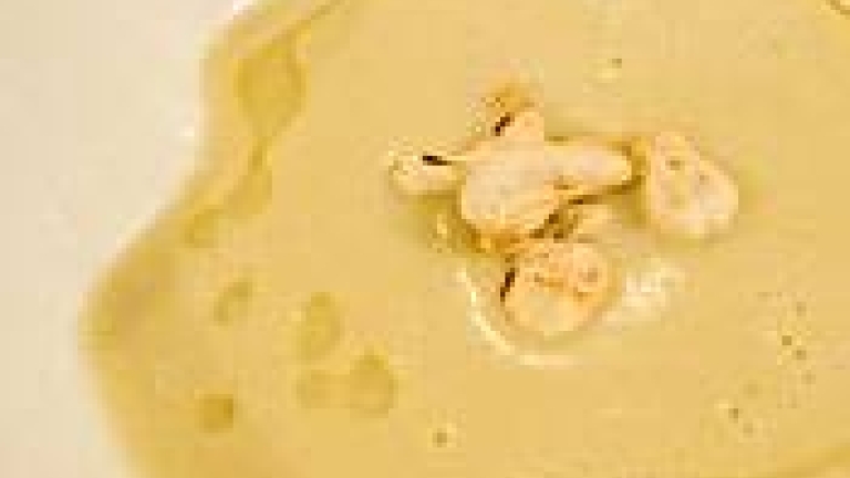 Soppa på jordärtskockor med mascarponeost och rostade cashewnötter