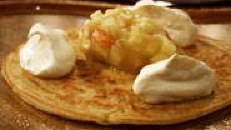 Anderssons pannkaka med kardemumma, äppelkompott och lönnsirapsgrädde