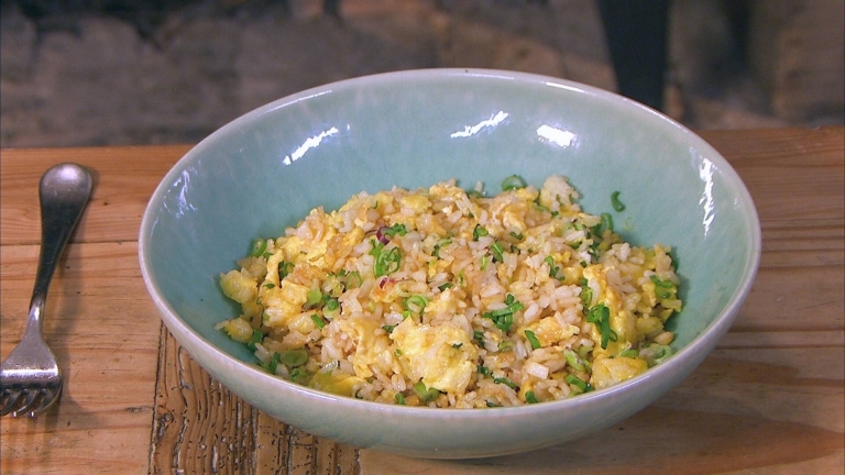 Stekt ris med ägg och salladslök.