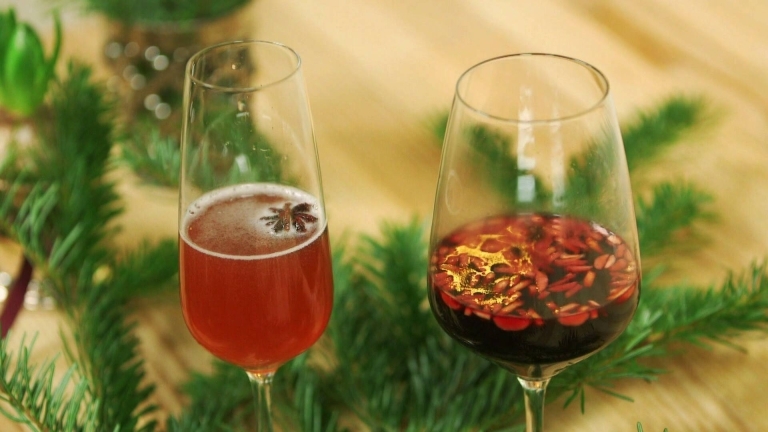 två glas med dryck och dekoration.