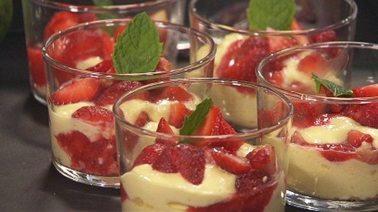 varvad dessert med kräm och jordgubbar i glas