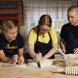 Josefin, Ellen och Edwin bakar ett mjukbröd, puolipaksu.