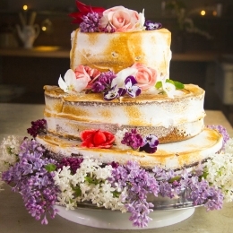 hög tårta med blomdekorationer
